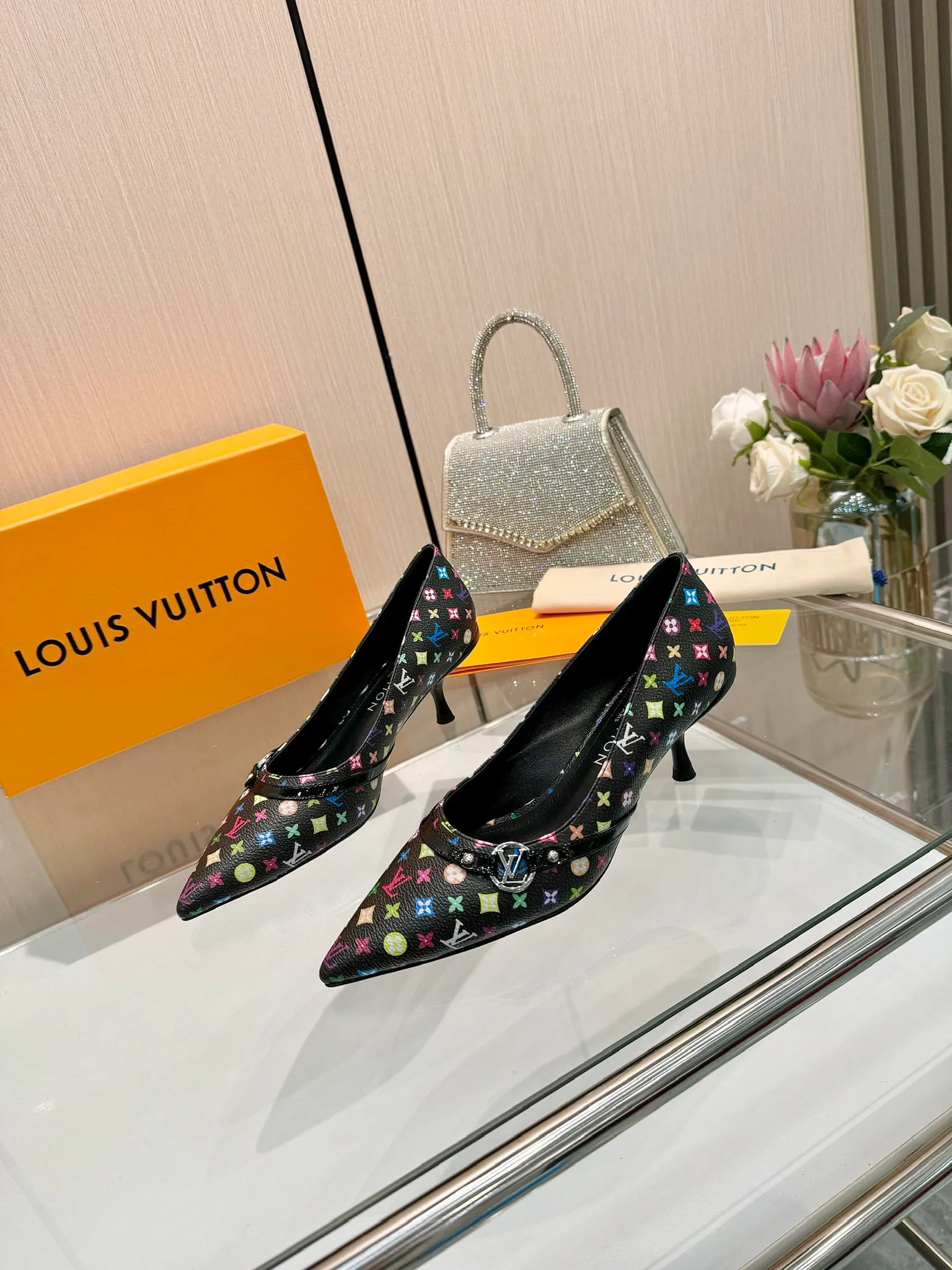 👟👟Ex-factory price 640👟👟Purchase level], Louis Vuitton 2025 official website early spring series! Perfect last shape, new pointed toe🆕, the official website is updated simultaneously. The small pointed toe is matched with a hollow leather strip and a small square buckle to adjust the elasticity. LV hardware "logo" is embellished. It is full of details and a visual feast. 💯It is difficult to conceal the elegant temperament of LV. It is comfortable and easy to wear, and full of femininity. The new original reverse mold last has the ultimate 1:1 shape, exquisite workmanship, and imported high-end fabrics showing exquisite texture! Fabric: Imported lambskin, cow patent leather/Presbyopia/denim. High-quality soft sheepskin lining. Feet: imported goatskin, Italian genuine leather outsole. 5.5 lacquered heels. Number of yards: 34-41 (34.40, 41, customization is non-returnable and non-exchangeable)